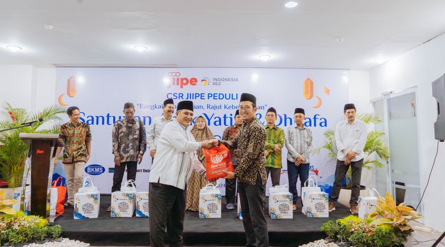 JIIPE Cares : Share 2000 Lebaran Packages for Surrounding Villages